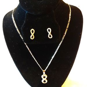 Cadena con dije y aretes en oro enchapado